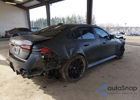 2026 BMW M5 z USA, uszkodzony, nr VIN WBS83FK04TCW34238